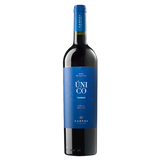 A bottle of Campos de Solana Único Reserva Tannat with a dark glass body and a bold blue label featuring the word “Único” and Tannat, from Tarija, Bolivia, set against a black background.